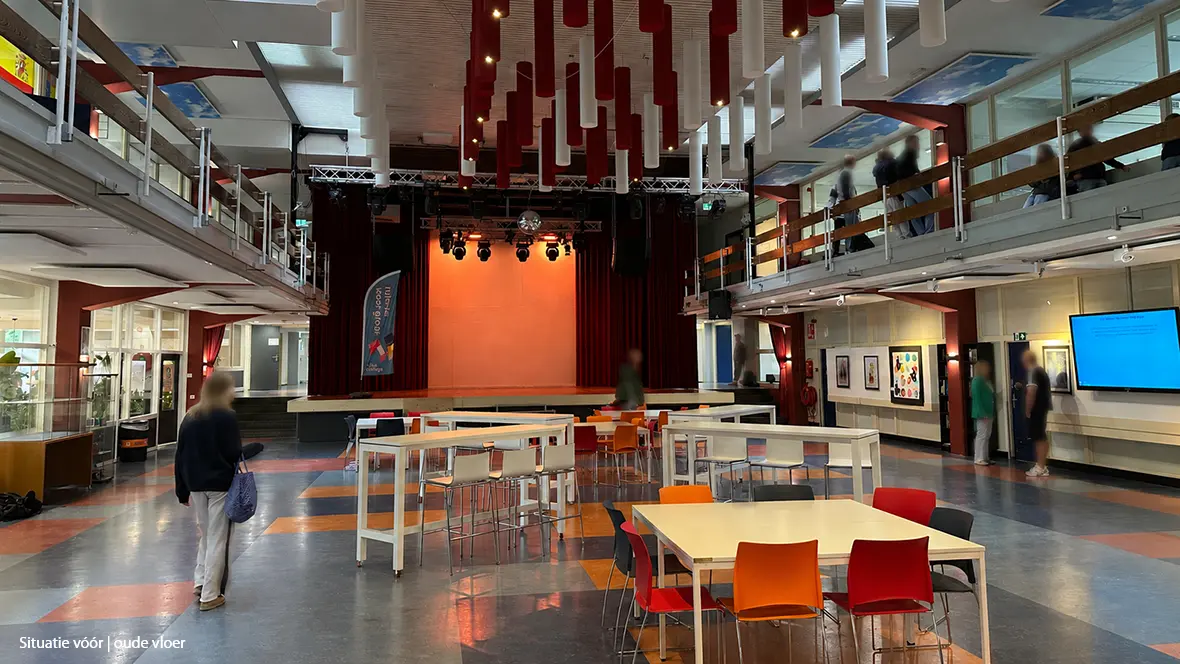 Vituscollege aula met oude Marmoleum vloer